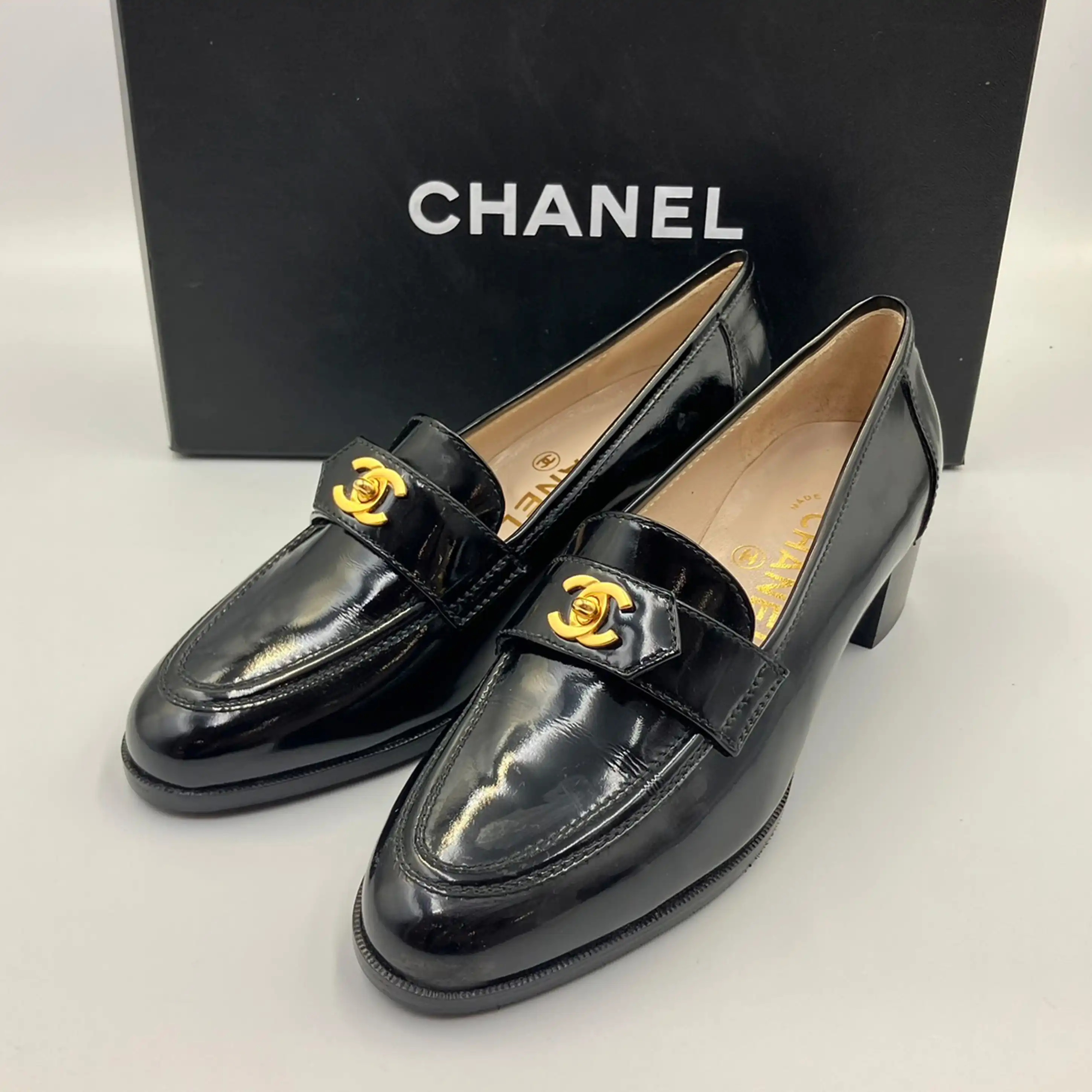 CHANEL【シャネル】ターンロック エナメル パンプス