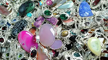売却前のひと工夫！宝石やブランドジュエリーのお手入れについて