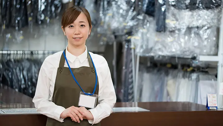 クリーニング屋さんにいる女性