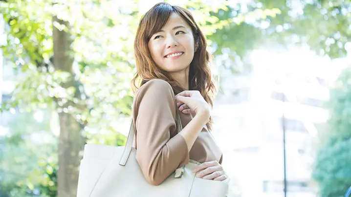 バッグを持った女性