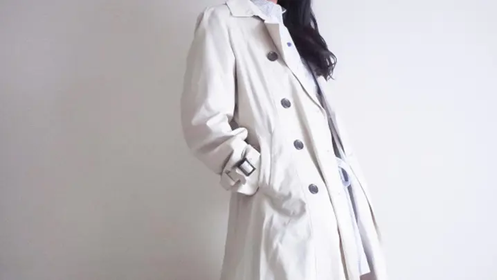 コートを着た女性