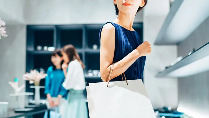 買い物中の女性