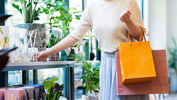 買い物中の女性