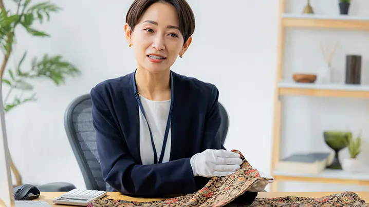 着物を査定中の査定士