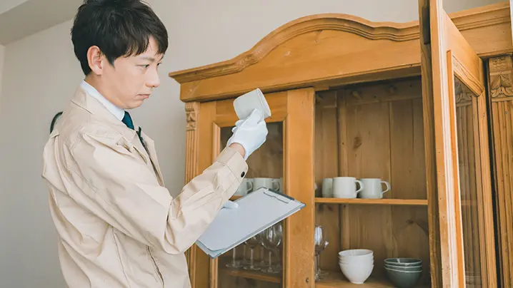 食器の査定中