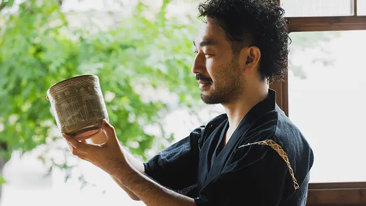 骨董品を持った男性