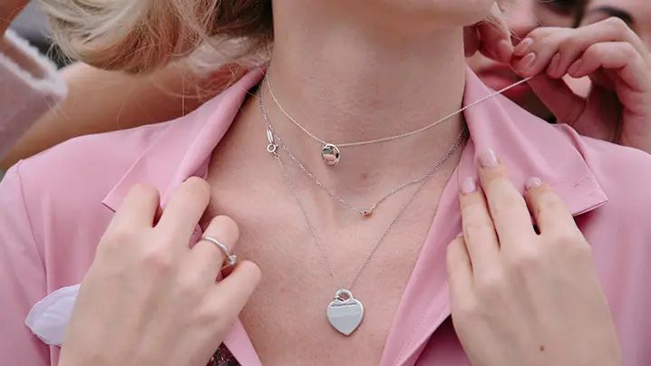 シルバーアクセサリーをつけた女性
