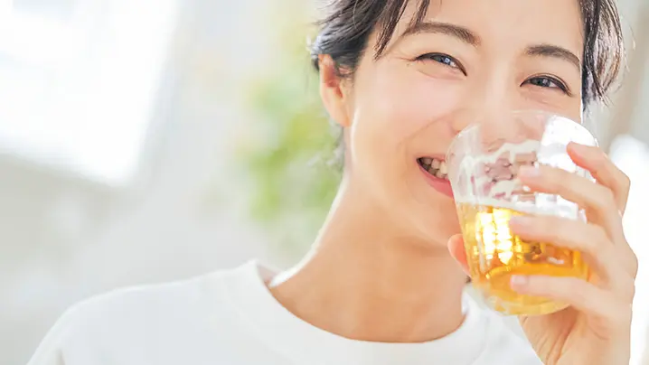 ビールを飲む女性