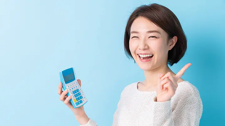 電卓を持った女性