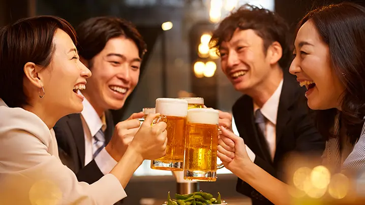 飲み会中の男女