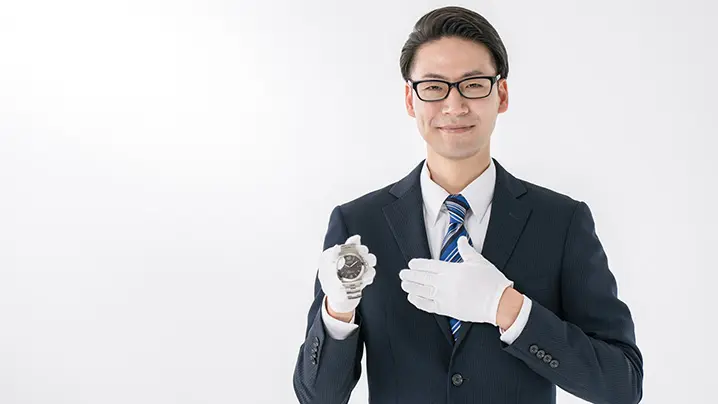 時計を持った査定士