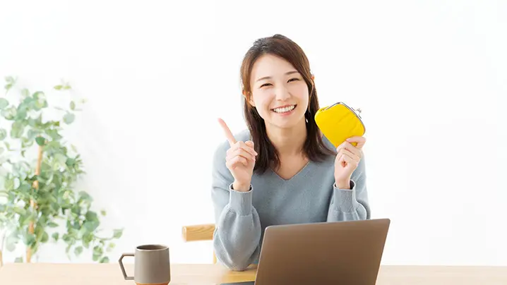 財布を持っている女性