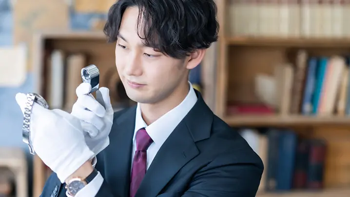 時計を査定中の男性査定士