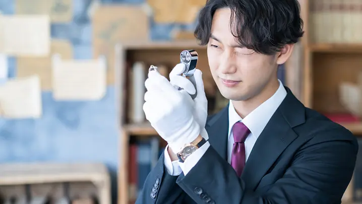 指輪を査定する査定士