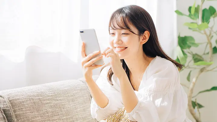 スマホで検索中の女性