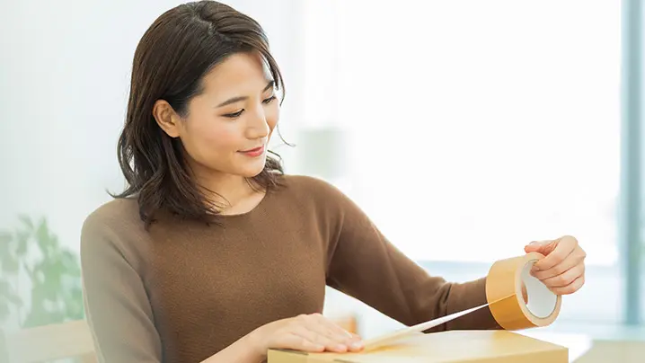 梱包中の女性