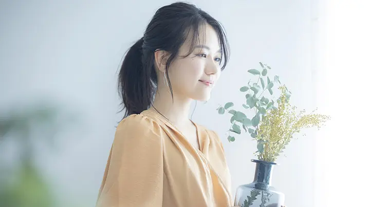 女性と花と花瓶