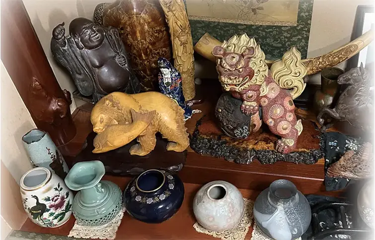 棚に飾ってあった複数の骨董品