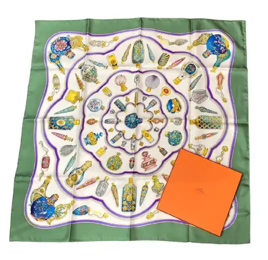 エルメス
Pourvu qu'on ait l'ivresse 香水柄
カレ90 スカーフ