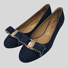 Salvatore Ferragamo
【サルヴァトーレ・フェラガモ】
ヴァラリボン デニム パンプス