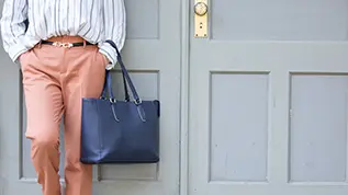 カバンを持った人