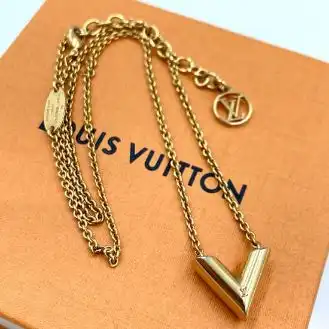 ルイヴィトン アクセサリー
エッセンシャル V ネックレス