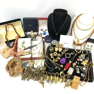 まとめ
ルイヴィトン プラダ グッチ ニナリッチ AGATHA など
ネックレス チャーム ベルト など
アクセサリー 小物 大量セット