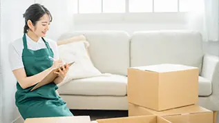 遺品整理中の女性