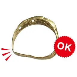 変形している指輪